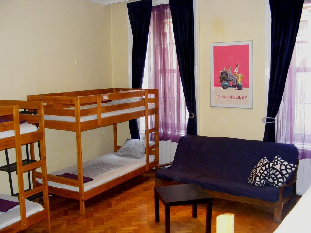 11Th Hour Cinema Hostel - Budapest — Photos 1